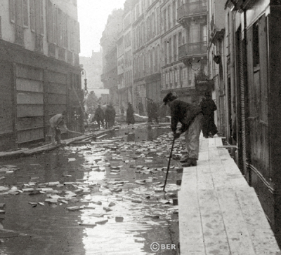 crue 1910 inondation rue bonaparte planche estacade pavés de bois